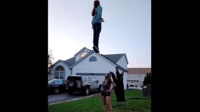 घर के बाहर हवा में झूल रही 'लड़की' को देख लोग निकल आए बाहर, मामला खुला तो रह गए दंग