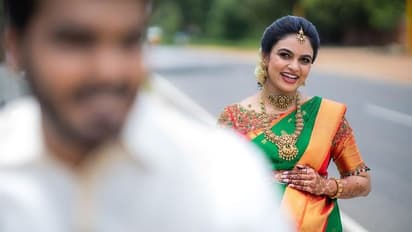 ரோஜா சீரியல் நடிகை அக்ஷயாவுக்கு நடந்து முடிந்த வளைகாப்பு! பச்சை நிற பட்டு புடவையில் கணவருடன் கியூட் ரொமான்ஸ்!