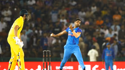 ഓസീസിന്റെ 'ചെണ്ട'യായി ഭുവിയും ഹര്ഷലും ചാഹലും, ഡെത്ത് ബൗളിംഗ് വീണ്ടും ചതിച്ചു; കളി കൈവിട്ട് ഇന്ത്യ