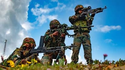 Units with English names, machinery, customs... Army reviewing colonial baggage