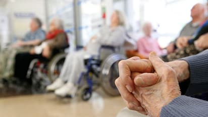 മറവിരോഗം ബാധിച്ച അമ്മ ഇറങ്ങിനടന്നു, രക്ഷയായി അപരിചിതര്‍; വൈറലായി പോസ്റ്റ്