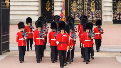 ബ്രിട്ടീഷ് രാജ്ഞിയുടെ കാവൽക്കാർ ഇത്രയും ഉയരമുള്ള തൊപ്പികൾ ധരിക്കാൻ കാരണമെന്ത്?