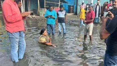 రోడ్డుపై బురద నీటిలో మహిళా ఎమ్మెల్యే స్నానం.. వైరల్ వీడియో.. ఎందుకంటే..?