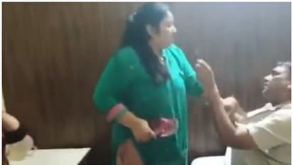 వివాహేతర సంబంధం: హోటల్ రూమ్లో లవర్తో అడ్డంగా బుక్కైన భర్త.. చెప్పుతో బుద్ధి చెప్పిన భార్య (వీడియో)