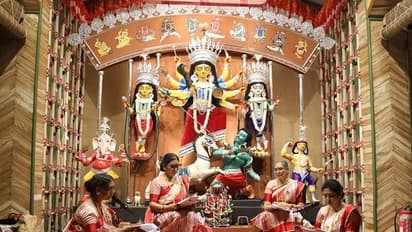 চমকের দুর্গাপুজো! কলকাতার মন্ডপে ইংরাজিতে চলছে চন্ডীপাঠ, দেখুন ভাইরাল ভিডিও