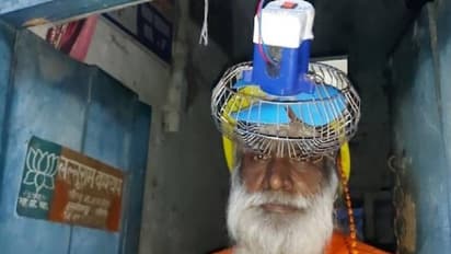 ഹോ, എന്തൊരു ചൂട്; സോളാറിൽ പ്രവർത്തിക്കുന്ന ഫാനും തലയിൽ വച്ച് ഒരാൾ