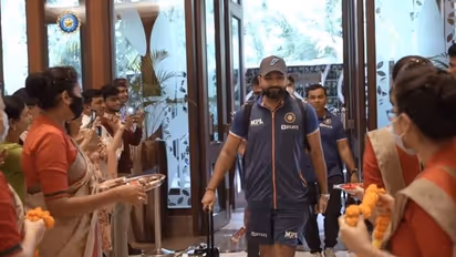 'करो या मरो' मुकाबले के लिए नागपुर पहुंची टीम, फैंस ने बरसाए फूल, ऑटोग्राफ का क्रेज, देखें 7 लेटेस्ट PHOTOS