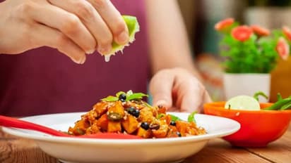 ചൂടുള്ള ഭക്ഷണത്തില്‍ നാരങ്ങാ നീര് ചേര്‍ക്കാറുണ്ടോ? എങ്കില്‍, ഇതൊന്ന് വായിക്കൂ...