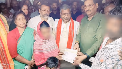 दुमका की दुष्कर्म पीड़िता के परिजनों को भाजपा नेता ने दिए 28 लाख रुपए, बांग्लादेशी घुसपैठियों पर सरकार को घेरा