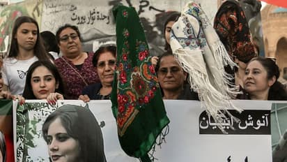 हिजाब के खिलाफ प्रदर्शन में पुलिसिया बर्बरता, माहसा के समर्थन में उतरे 31 प्रदर्शनकारियों ने गंवाई जान