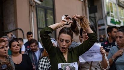 ഹിജാബ് കത്തിച്ചും മുടി മുറിച്ചും സ്ത്രീകളുടെ പ്രതിഷേധം; ഇറാനില്‍ മരണം പത്ത്  