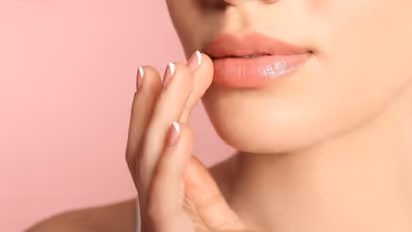 ரோஜா இதழ் போல வறண்டு வெடித்த உதடுகளை மாற்றணுமா? கற்றாழை ஜெல்.. 1 துளி தேன் போதும்!! சூப்பர் டிப்ஸ்