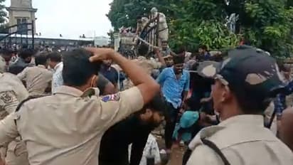 ഇന്ത്യ-ഓസ്ട്രേലിയ മൂന്നാം ടി20 മത്സരത്തിന്റെ ടിക്കറ്റിനായി ആരാധകരുടെ 'തല്ലുമാല', ലാത്തിച്ചാര്ജ്