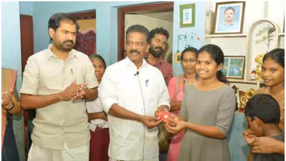 എസ് ടി വിഭാ​ഗത്തിൽ 158-ാം റാങ്കോടെ ഐസറിൽ പ്രവേശനം നേടി അൽ​ഗ; സ്വർണ്ണപതക്കം നൽകി അനുമോദിച്ച് മന്ത്രി