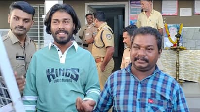 ബൈക്കിന് സൈഡ് കൊടുത്തില്ലെന്ന് ആരോപിച്ച് യുവതിയെ കടന്നുപിടിച്ചു, ആക്രമണം; യുവാക്കള് പിടിയില്