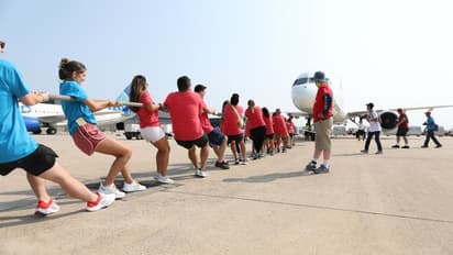 ಹಗ್ಗ ಕಟ್ಟಿ ವಿಮಾನ ಎಳೆದ ಜನ: ಯಾಕಿರಬಹುದು ಈ ಸಾಹಸ