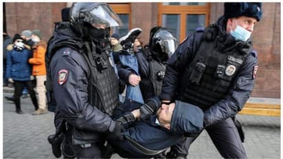  യുവാക്കൾ യുദ്ധമുഖത്തേക്ക് പോകണമെന്ന് പുടിൻ, പിന്നാലെ റഷ്യയിൽ കൂട്ടപ്പലായനം; വിമാനടിക്കറ്റുകൾക്ക് നിയന്ത്രണം