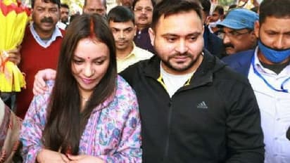 पत्नी राजश्री संग पहली बार पैतृक गांव जा रहे तेजस्वी यादव, देखिए कैसे बेटे-बहू के स्वागत में जुटा पूरा गांव