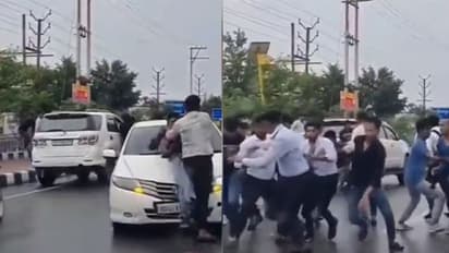 রাস্তায় ছাত্রদের মধ্যে মারামারি, হঠাৎ গাড়ির ধাক্কায় উড়ে গেল পড়ুয়া! দেখুন ভাইরাল ভিডিও