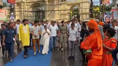 উদ্বোধন হয়ে গেল শ্রীভূমি, এফডি ব্লক ও টালা প্রত্যয়ের পুজোর, মমতা বন্দ্যোপাধ্যায়ের সঙ্গে শুরু হল পুজো পরিক্রমা