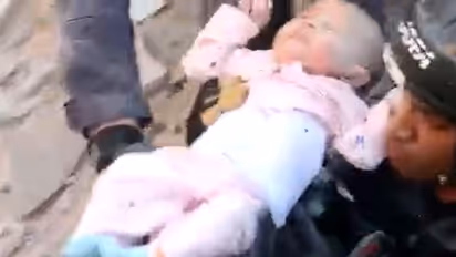 അത്ഭുതകരം ഈ രക്ഷപ്പെടല്, കെട്ടിടം തകര്ന്ന് 30 മണിക്കൂറിന് ശേഷം കുഞ്ഞിനെ പുറത്തെടുത്തു