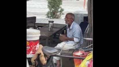दिनभर कमाए धन को गिनने बैठा बुजुर्ग.. चेहरे के भाव बता रहे रकम कम है, यूजर बोला- बाबा की झोली भरे रखना भगवान