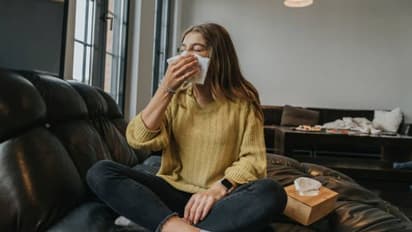 ঘর পরিষ্কার করতে গিয়ে নাজেহাল? ডাস্ট অ্যালার্জি থেকে কীভাবে বাঁচবেন