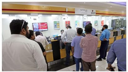 രൂപയുടെ മൂല്യം ഇടിഞ്ഞു, വിനിമയ നിരക്ക് കുതിച്ചു; നാട്ടിലേക്ക് പണമയയ്ക്കാന്‍ പ്രവാസികളുടെ തിരക്ക്‌