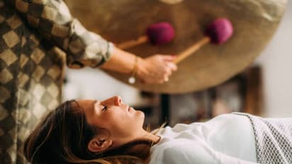 আপনার স্ট্রেসকে এক পলকে গায়েব করতে পারে সাউন্ড বাথ, জানুন কিভাবে সাহায্য করে এই প্রাচীন পদ্ধতি