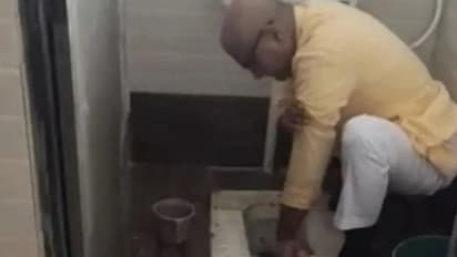  टॉयलेट साफ करते दिखे BJP सांसद, ग्लव्स-ब्रश नहीं मिला तो हाथ से कर दी सफाई...Video हो रहा वायरल 