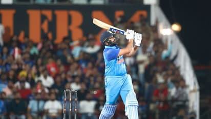 സൂപ്പര് ഹിറ്റ്മാന് ആയി രോഹിത്, സിക്സര് പറത്തി ലോക റെക്കോര്ഡ്