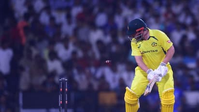 भारत V/S ऑस्ट्रेलिया: बुमराह की गेंद पर बोल्ड होकर कैप्टन फिंच ने दी बधाई, करिश्माई यार्कर पर धड़ाम हुए स्मिथ