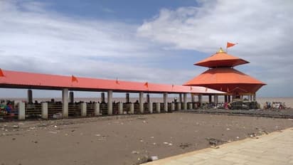 भक्तों को दर्शन देने के बाद यह मंदिर रोज 2 बार भगवान सहित अदृश्य होता है, जानिए कहां छिपता है यह धार्मिक स्थल