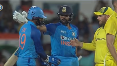 രണ്ട് പന്തില് 10, സ്റ്റൈലായി ഫിനിഷ് ചെയ്ത് ഡികെ; വൈറലായി രോഹിത് ശര്മ്മയുടെ പ്രതികരണം- വീഡിയോ