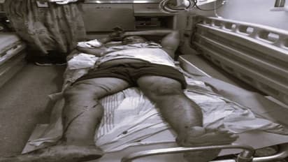 ఎన్టీఆర్ జిల్లాలో బ్లేడ్ బ్యాచ్ అరాచకం... నడిరోడ్డుపై లారీ డ్రైవర్ పై దాడి