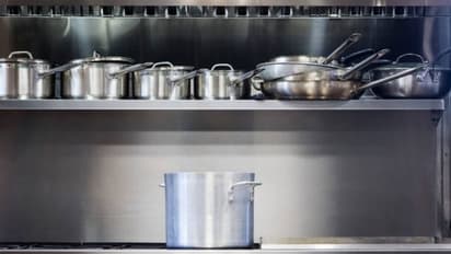 স্টিলের পাত্রে খাবার রান্না করার সময় অবশ্যই মাথায় রাখুন এই কয়েকটা কথা