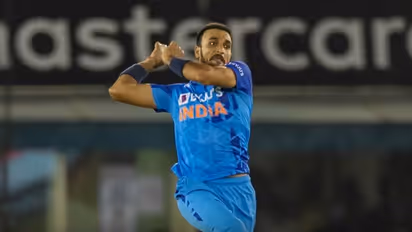 ടി20 ലോകകപ്പ്: ഓസ്ട്രേലിയയിലും 'തല്ലുകൊള്ളി'യായി ഹര്‍ഷല്‍, നിര്‍ത്തിപൊരിച്ച്  ആരാധകര്‍