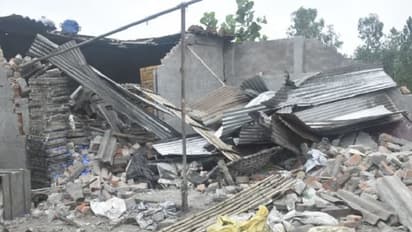 दीवारें जमींदोज और पेड़ पर टंगी मिली टीन, अमरोहा में आतिशबाजी फैक्ट्री में विस्फोट के बाद उड़ गई लोगों की नींद