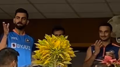 ആര്സിബി, ആര്സിബി... എന്ന് ആര്ത്തുവിളിച്ച് ആരാധകര്, ഇന്ത്യന് കുപ്പായത്തിലേക്ക് വിരല് ചൂണ്ടി വിരാട് കോലി