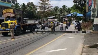 ഓടിക്കൊണ്ടിരുന്ന വാഹനങ്ങൾക്ക് മുകളിൽ ഇലക്ട്രിക് പോസ്റ്റ് ഒടിഞ്ഞുവീണു
