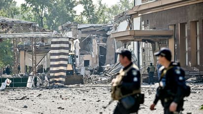 रूस की कैद से छूटे यूक्रेनी सैनिक ने बयां की क्रूरता की दास्तां: राष्ट्रगान बजाकर करते पिटाई, चाकूओें से पीठ..