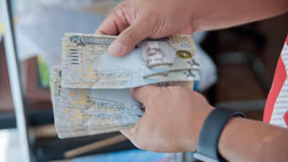 പ്രവാസികള് സര്ക്കാറിലേക്ക് നല്കാനുള്ള പണം കുടിശികയുള്ളപ്പോള് രാജ്യംവിട്ട് പോകുന്നത് തടയും