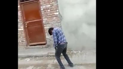 झूमता पंजाब: नशे का इंजेक्शन लेने के बाद बीच सड़क पर युवक की हालत खराब, वीडियो में देखिए उसकी हरकतें