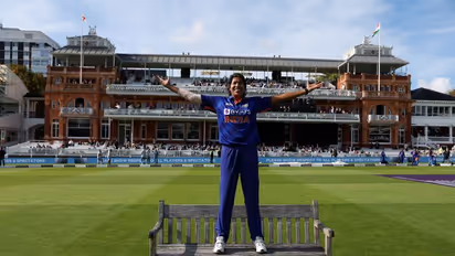 ജുലന്‍ ഗോസ്വാമിക്ക് വിരോചിത യാത്രയയപ്പ്; ഇംഗ്ലണ്ടിനെതിരായ ഏകദിന പരമ്പര ഇന്ത്യന്‍ വനിതകള്‍ തൂത്തുവാരി