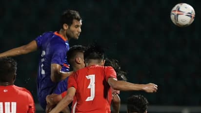 ഫിഫ റാങ്കിംഗില് ഏറെ പിന്നിലുള്ള സിംഗപൂരിനോടും ഇന്ത്യക്ക് സമനില; കെ പി രാഹുല് നീല ജേഴ്സിയില് അരങ്ങേറി