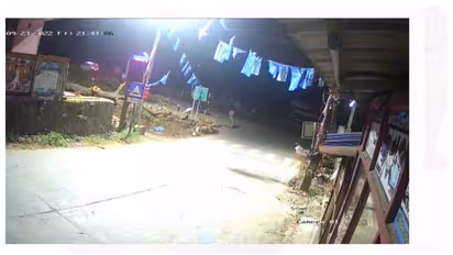 രോഗിയുമായി പോവുകയായിരുന്ന ആംബുലന്സ് സ്കൂട്ടറിലിടിച്ചു, 2 പേര്ക്ക് ദാരുണാന്ത്യം