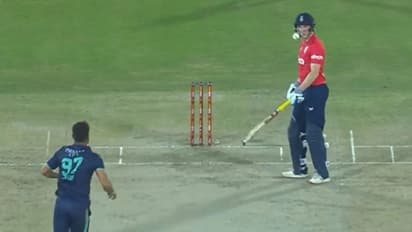 ஹாரிஸ் ராஃபின் அதிவேக பவுன்ஸரில் ப்ரூக்ஸின் ஹெல்மெட் க்ரில்லுக்குள் புகுந்த பந்து..! வைரல் வீடியோ