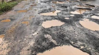 റോഡ് നന്നാക്കണം, ഉദ്യോ​ഗസ്ഥരെ തോക്കിൻമുനയിൽ നിർത്തി ​ഗ്രാമവാസികൾ, 30 പേർക്കെതിരെ കേസ്