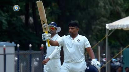 బ్రాడ్మన్ తర్వాత అతడే.. అయినా టీమిండియాలో చోటు దక్కదా..? సర్ఫరాజ్ను విస్మరించడంతో బీసీసీఐపై ఫ్యాన్స్ ఆగ్రహం