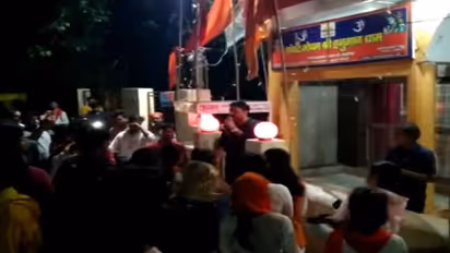 महोबा: प्रशासन की बुद्धि-शुद्धि के लिए हिंदू संगठन ने किया हनुमान चालीसा का पाठ, जानिए क्या है पूरा मामला